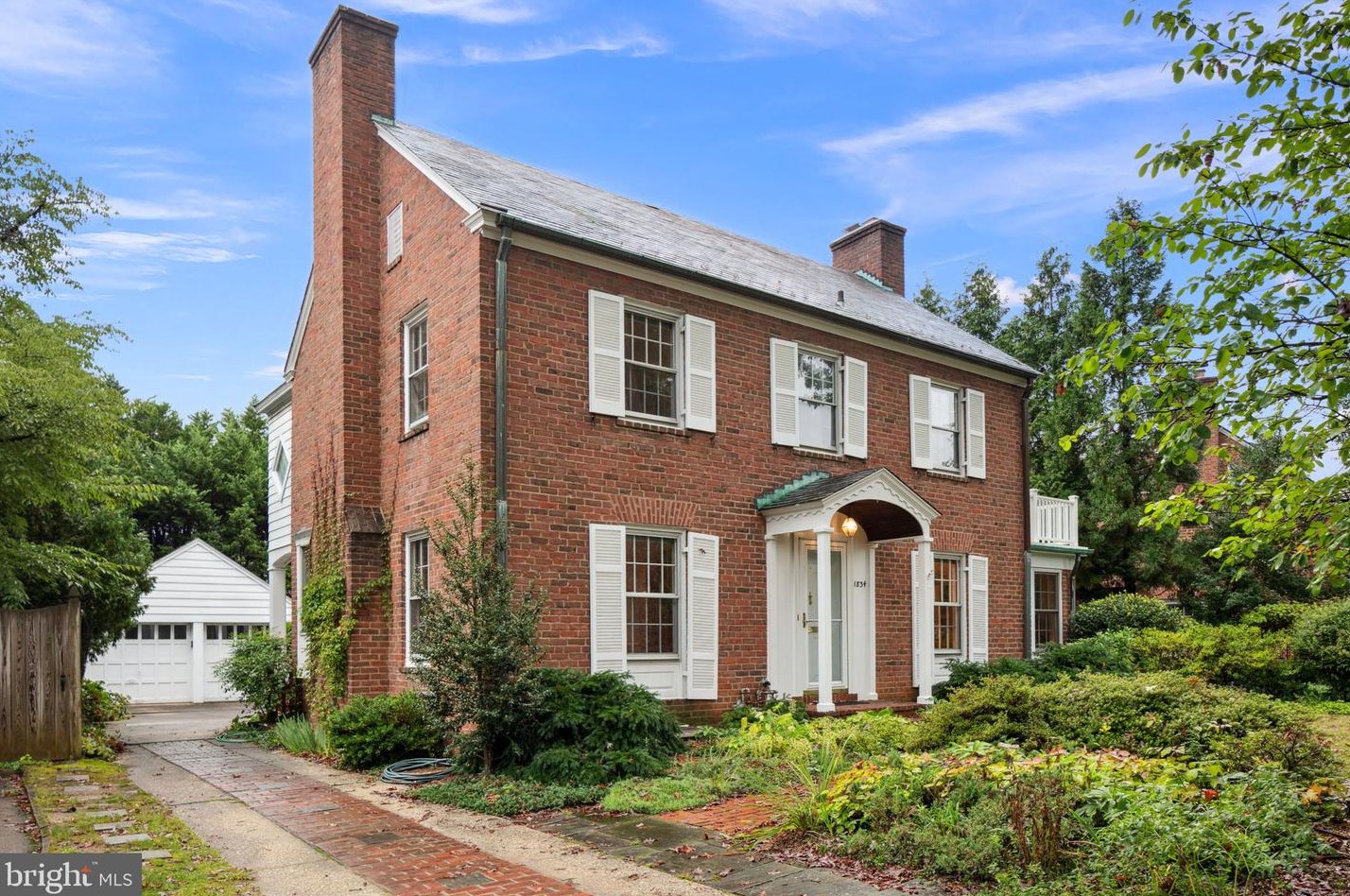 1834 Hartford St, Arlington, VA 22201-5241