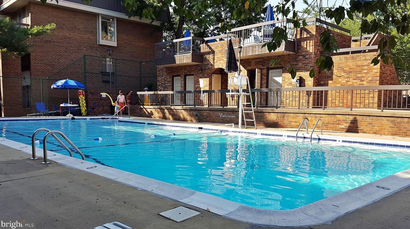 640 15th St, Arlington VA  22202-5599 exterior