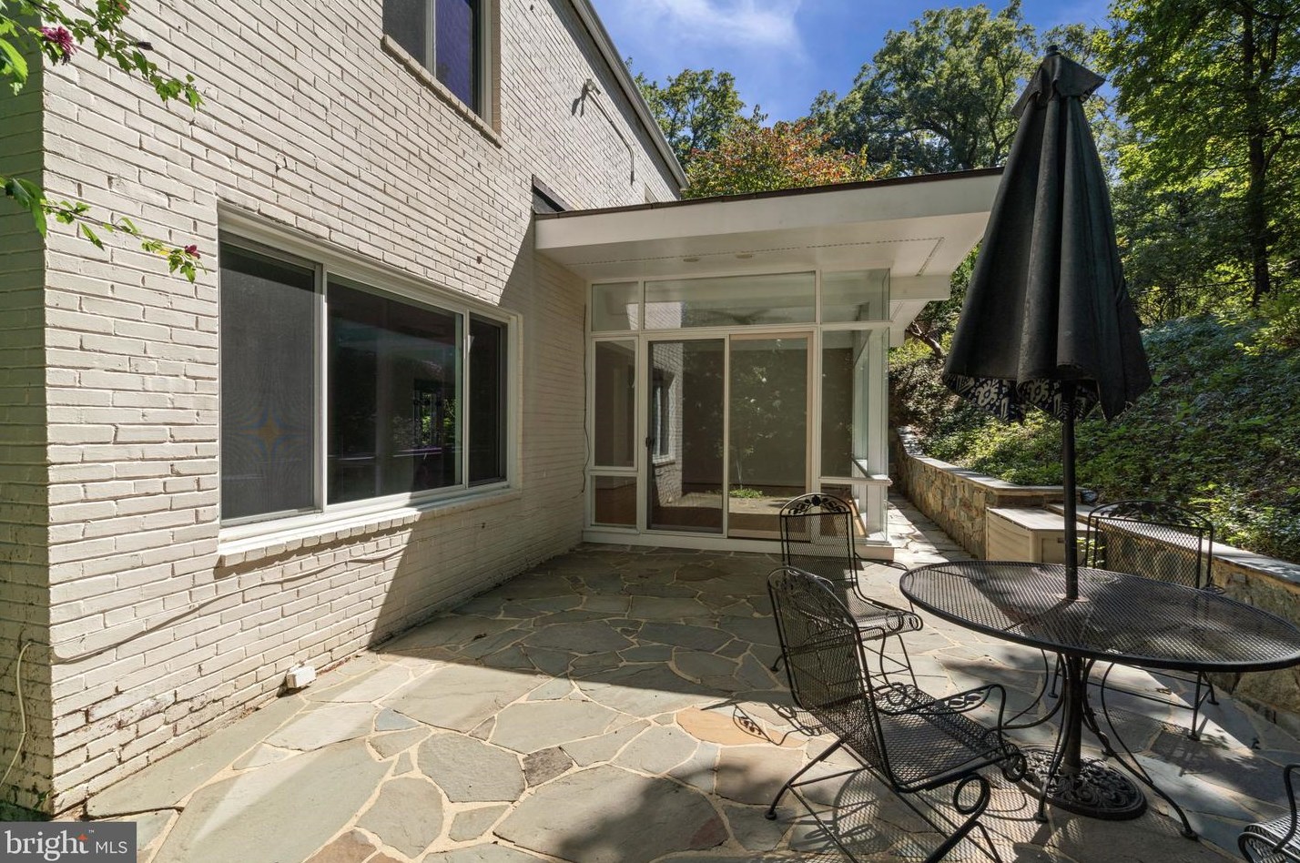 2248 Quebec St, Arlington VA 22207-5213 exterior