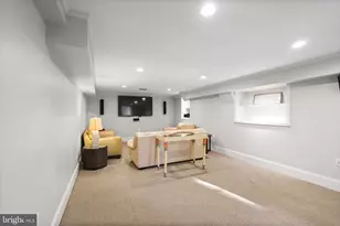 1233 S Oakcrest Rd, Arlington, VA 22202 - Photo 2