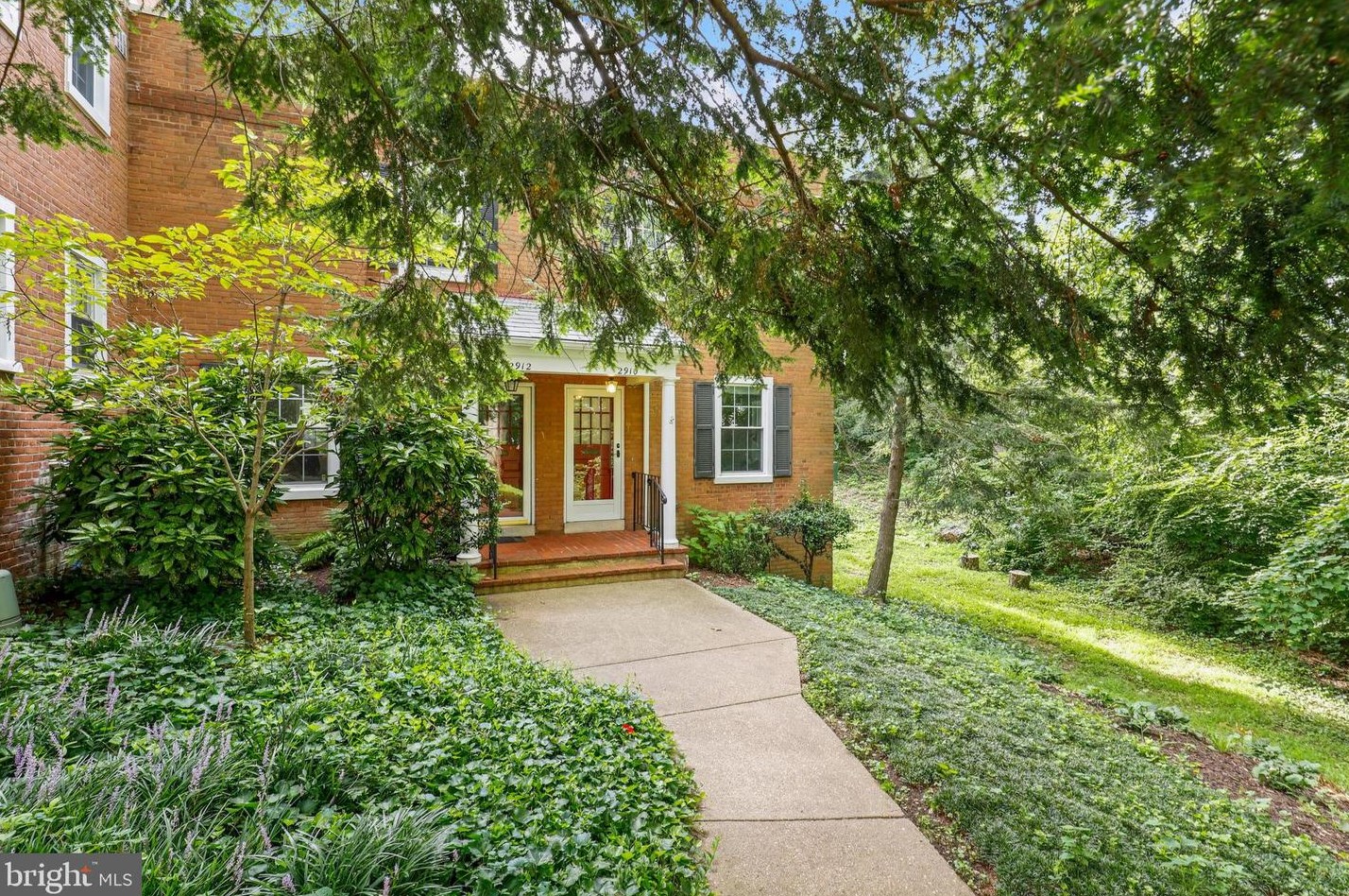 2910 S Dinwiddie St, Arlington, VA 22206