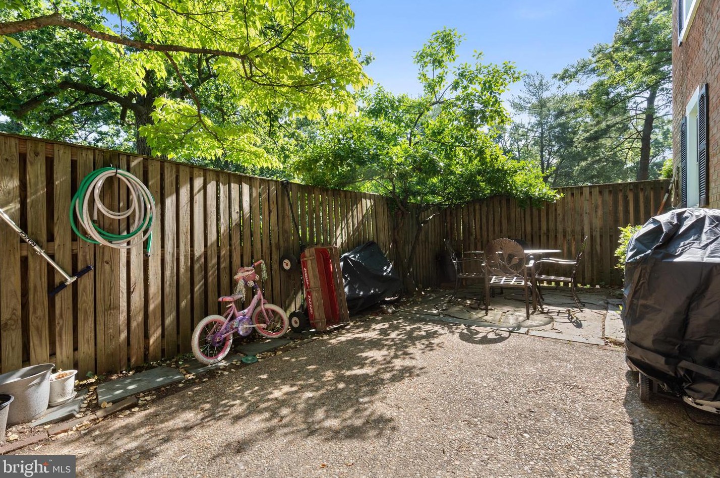 2931 Dinwiddie St, Arlington VA 22206-1405 exterior