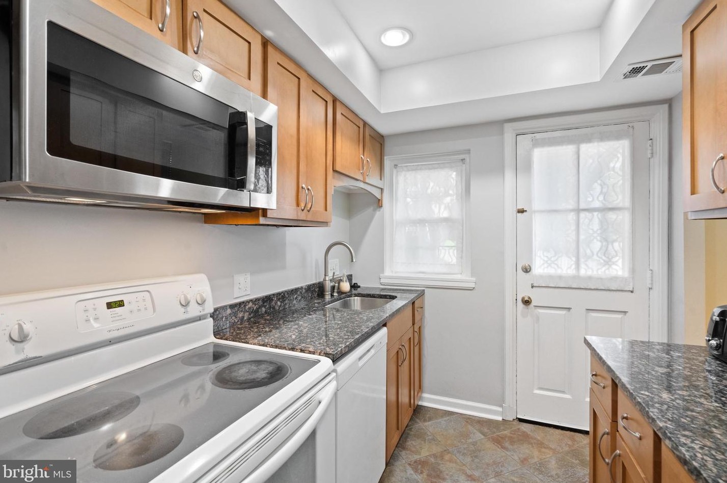 2931 Dinwiddie St, Arlington VA 22206-1405 exterior