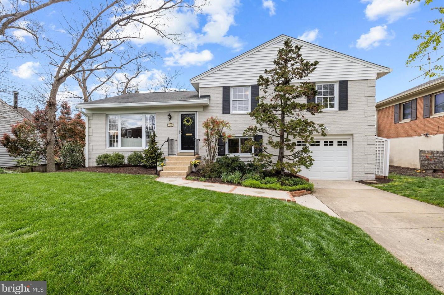 241 Aspen St, Alexandria, VA 22305-1813