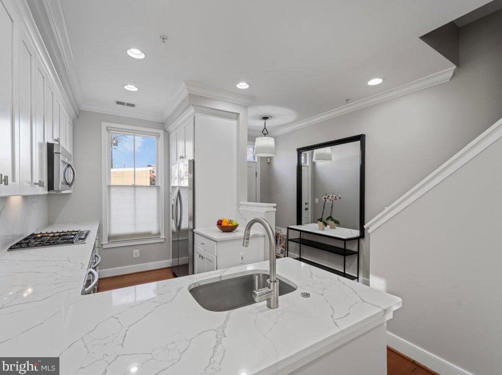 812 Montgomery St, Alexandria, VA 22314-1968