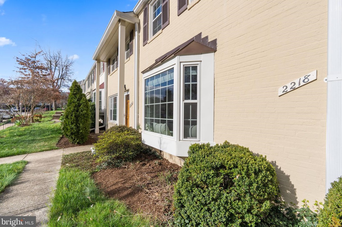 2218 Dearing St, Alexandria VA  22302-1801 exterior