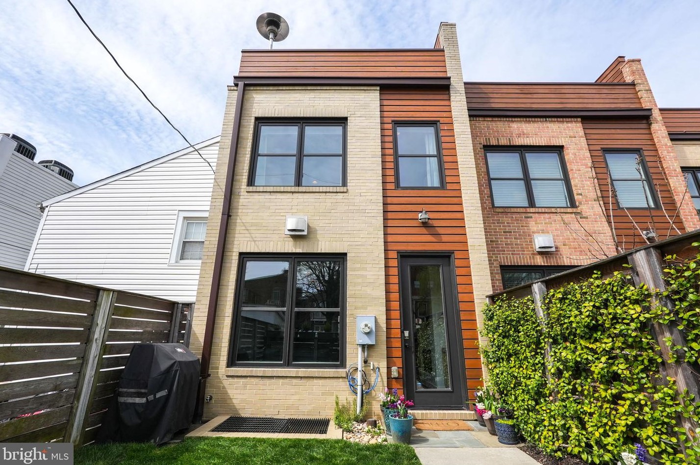 212 Patrick St, Alexandria VA 22314-2442 exterior