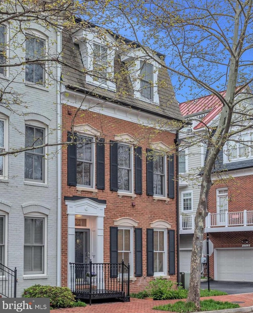 709 Carpenter Rd, Alexandria VA  22314-6227 exterior