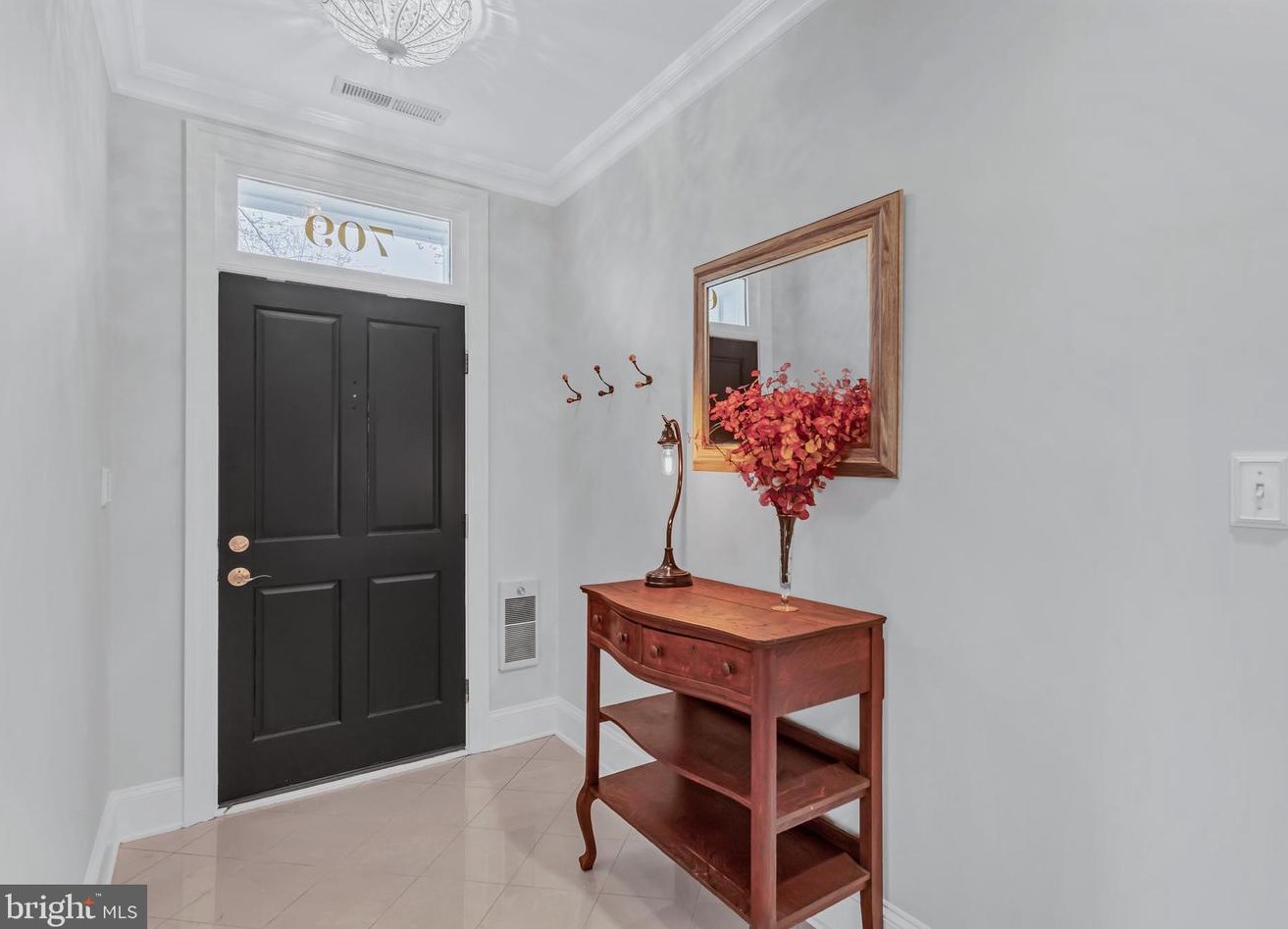 709 Carpenter Rd, Alexandria VA  22314-6227 exterior