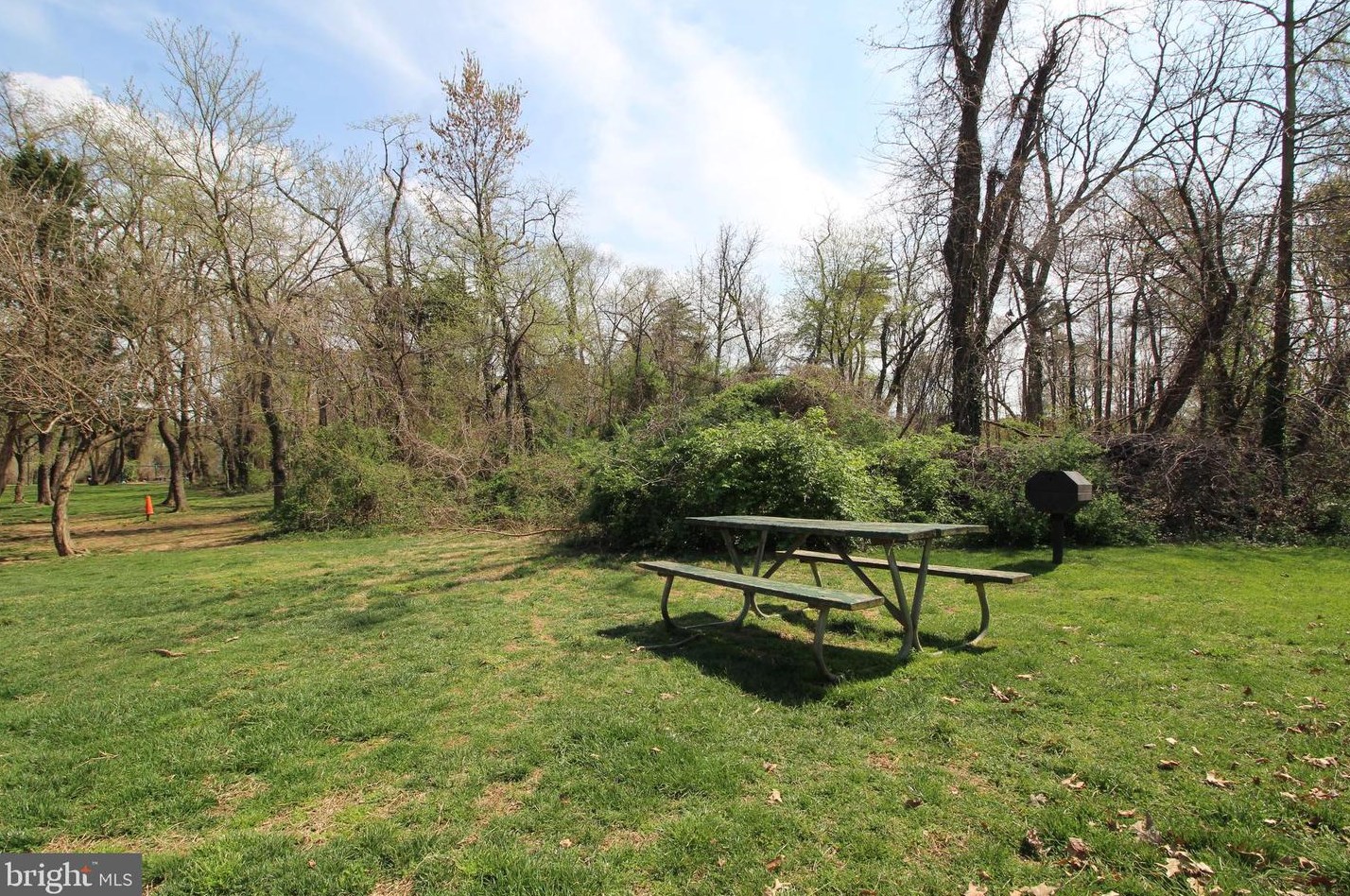 3232 28th St, Alexandria VA 22302-1325 exterior