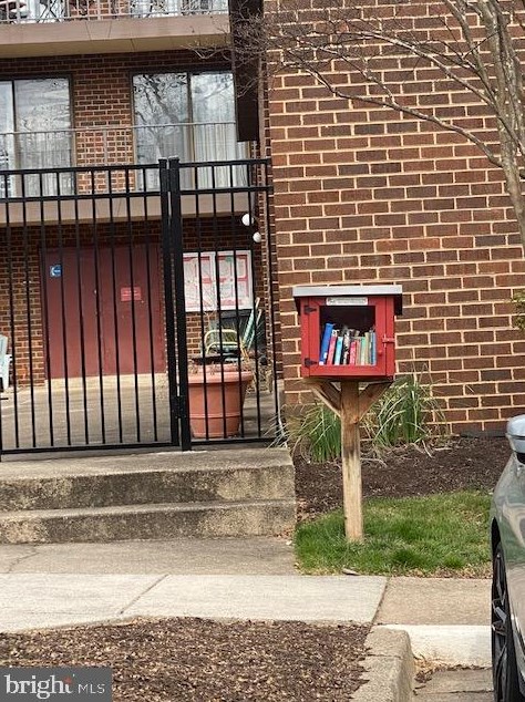 124 Roberts Ln, Alexandria VA 22314-5339 exterior