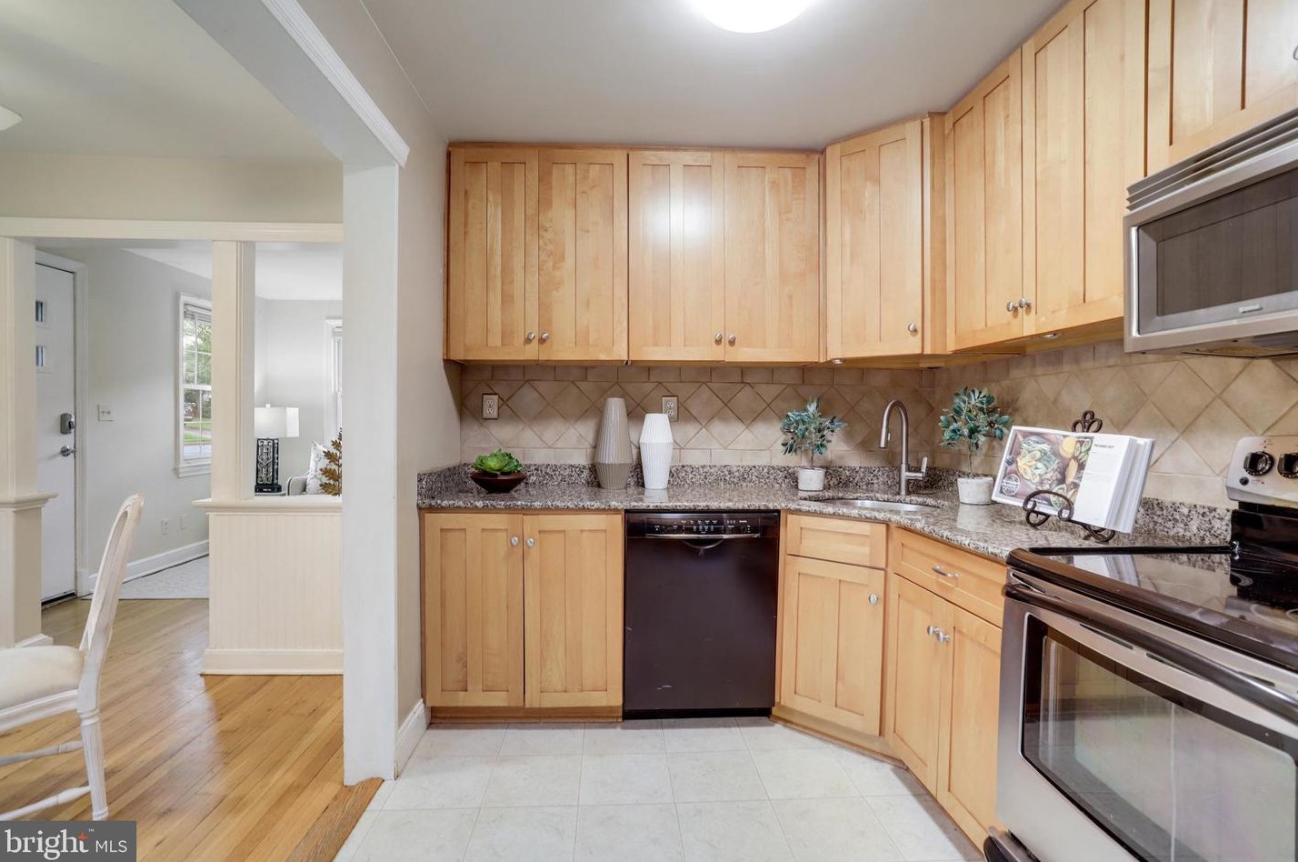 1321 Bayliss Dr, Alexandria VA 22302-3510 exterior