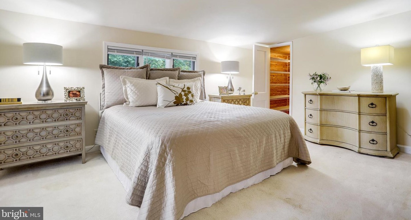 1321 Bayliss Dr, Alexandria VA 22302-3510 exterior