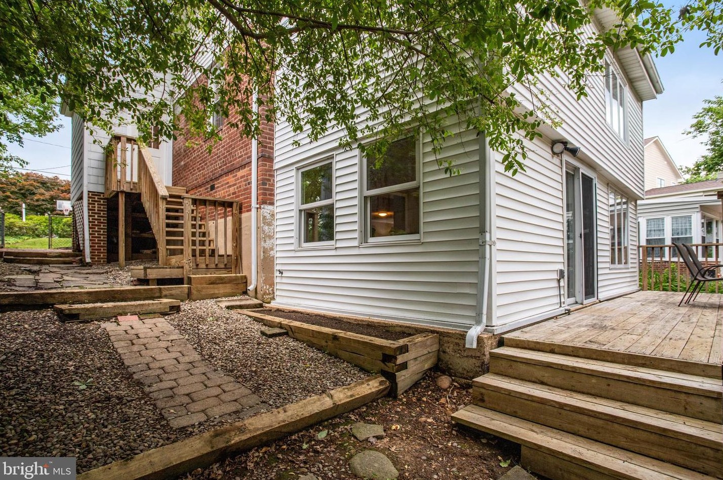 1321 Bayliss Dr, Alexandria VA 22302-3510 exterior