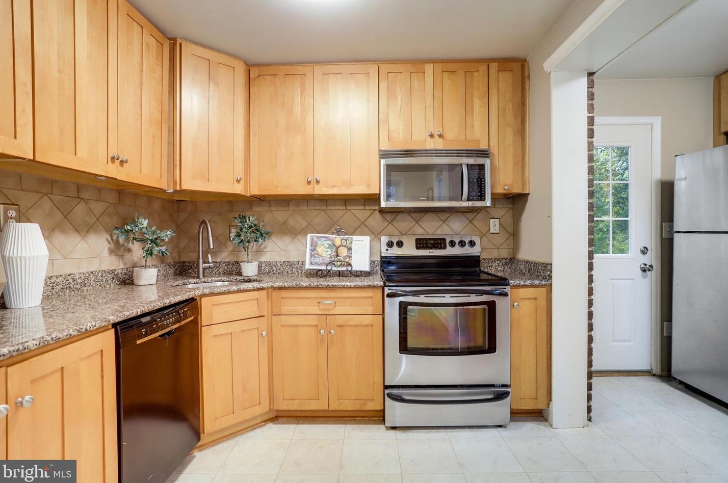 1321 Bayliss Dr, Alexandria VA 22302-3510 exterior