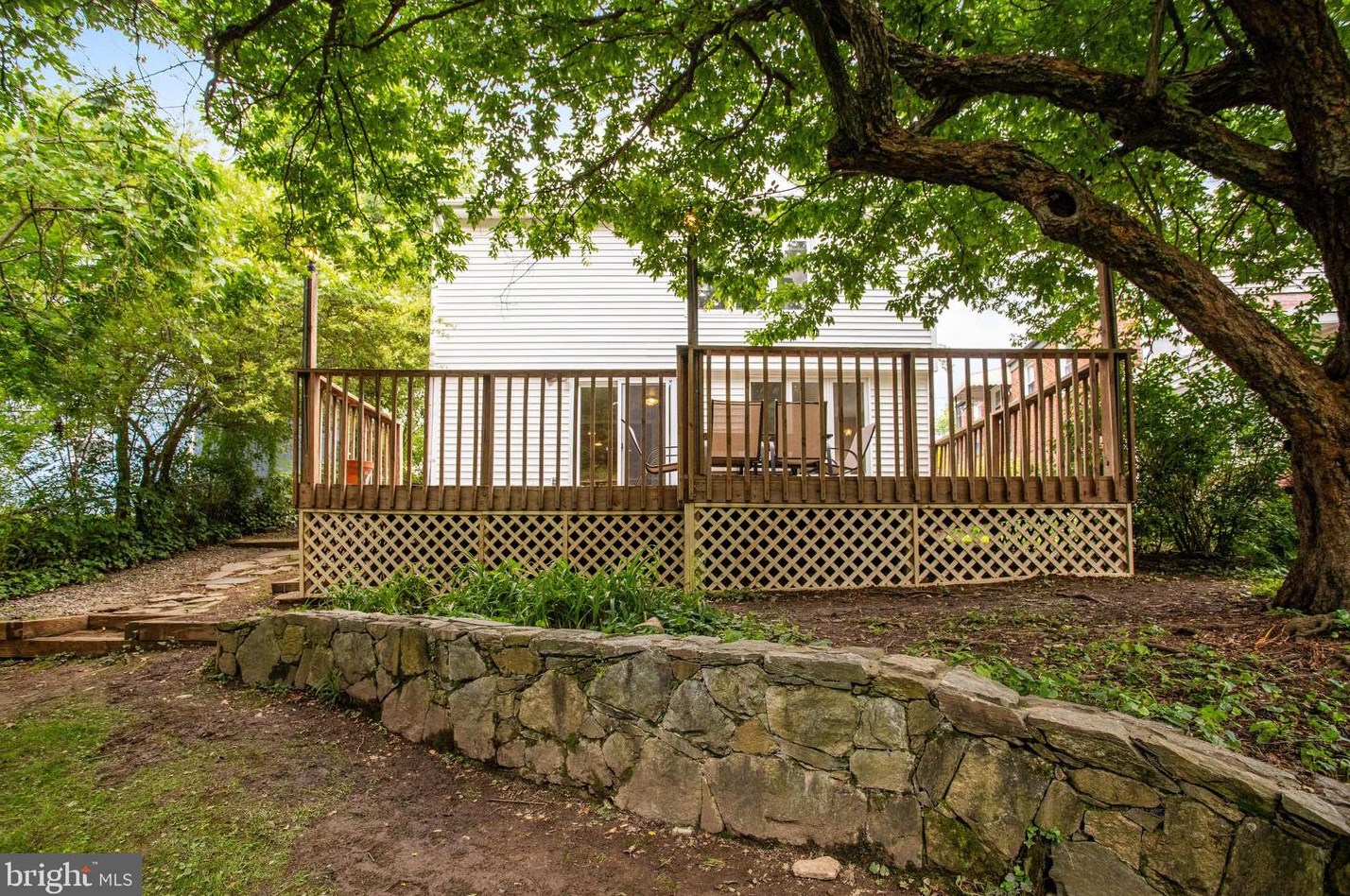 1321 Bayliss Dr, Alexandria VA 22302-3510 exterior