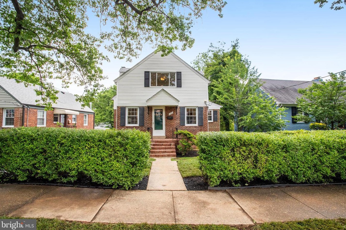 1321 Bayliss Dr, Alexandria VA 22302-3510 exterior