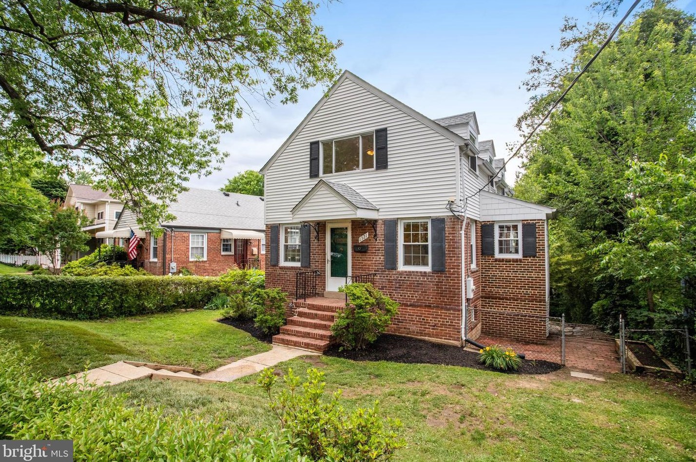 1321 Bayliss Dr, Alexandria VA 22302-3510 exterior