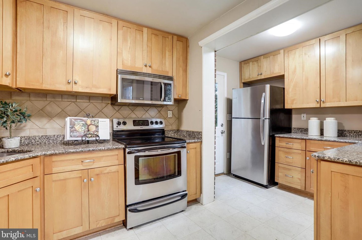 1321 Bayliss Dr, Alexandria VA 22302-3510 exterior