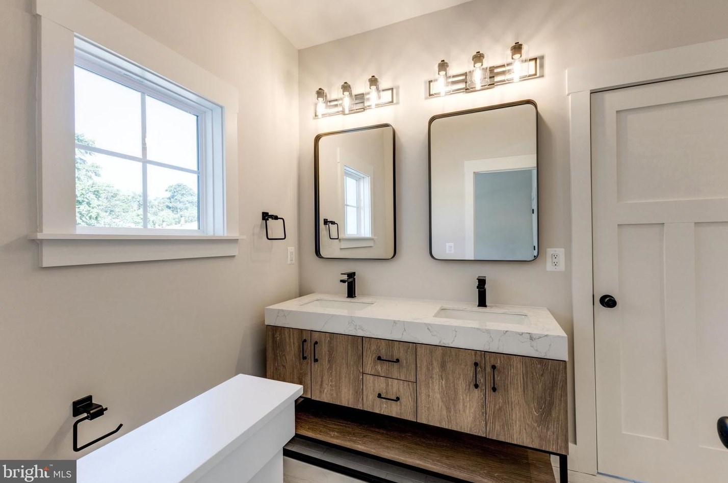 2315 Commonwealth Ave, Alexandria VA 22305-2829 exterior