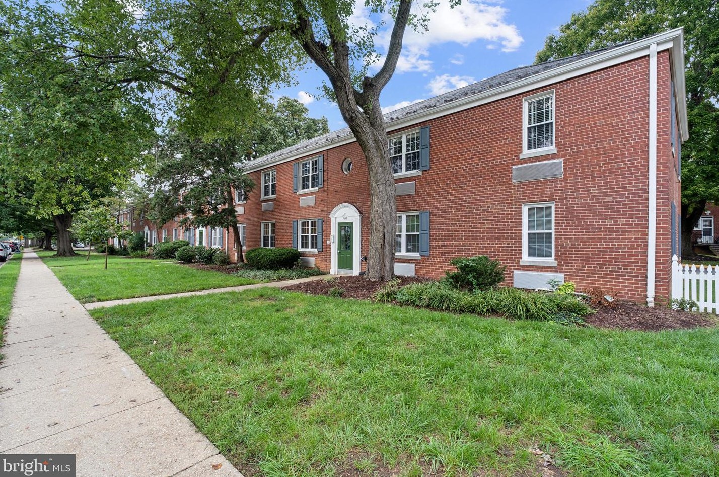 3201 Commonwealth Ave, Alexandria VA 22305-2823 exterior