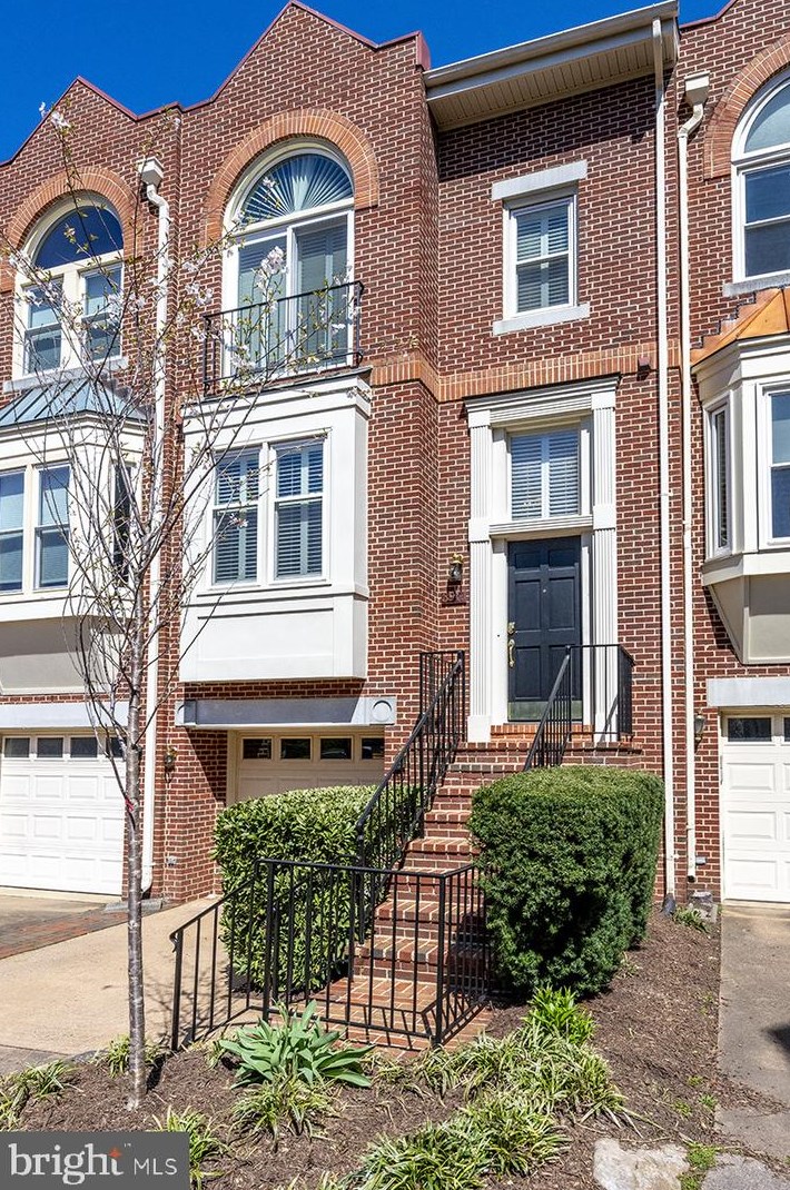 3917 Courtland Cir, Alexandria, VA 22305-2062