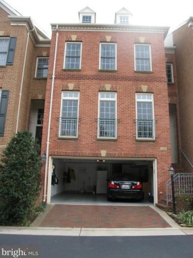 704 Arch Hall Ln, Alexandria, VA 22314