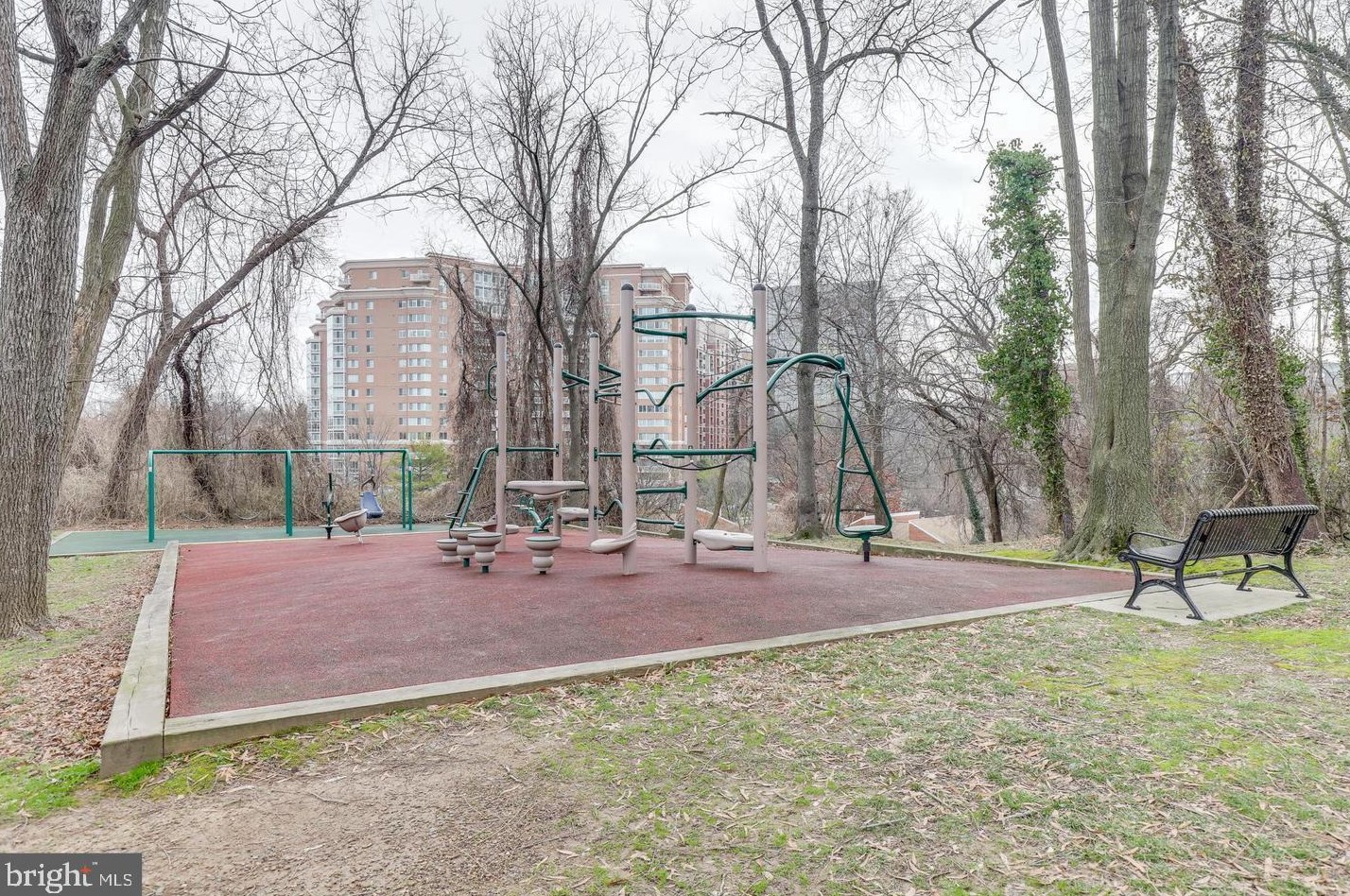 3312 28th St, Alexandria VA 22302-1334 exterior