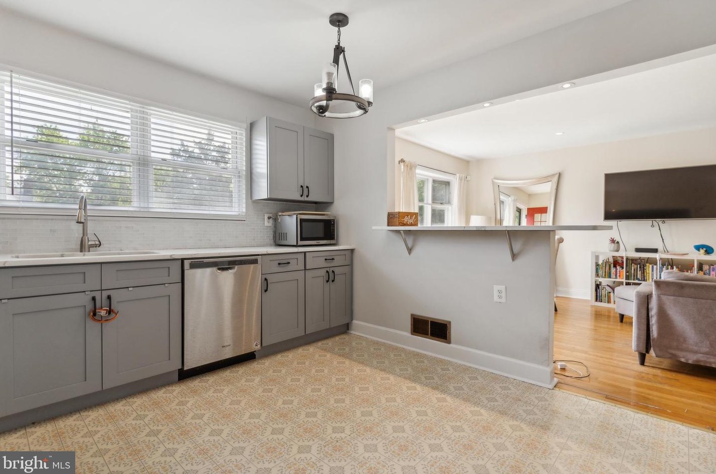 121 Jenkins St, Alexandria VA 22304-4952 exterior