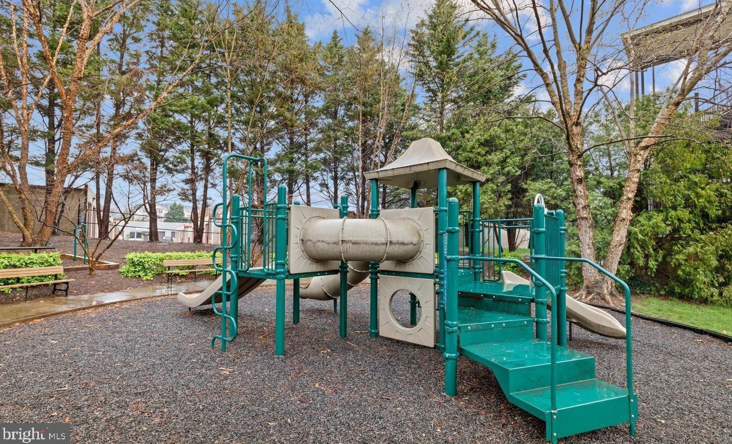 4870 Eisenhower Ave, Alexandria VA 22304-7357 exterior