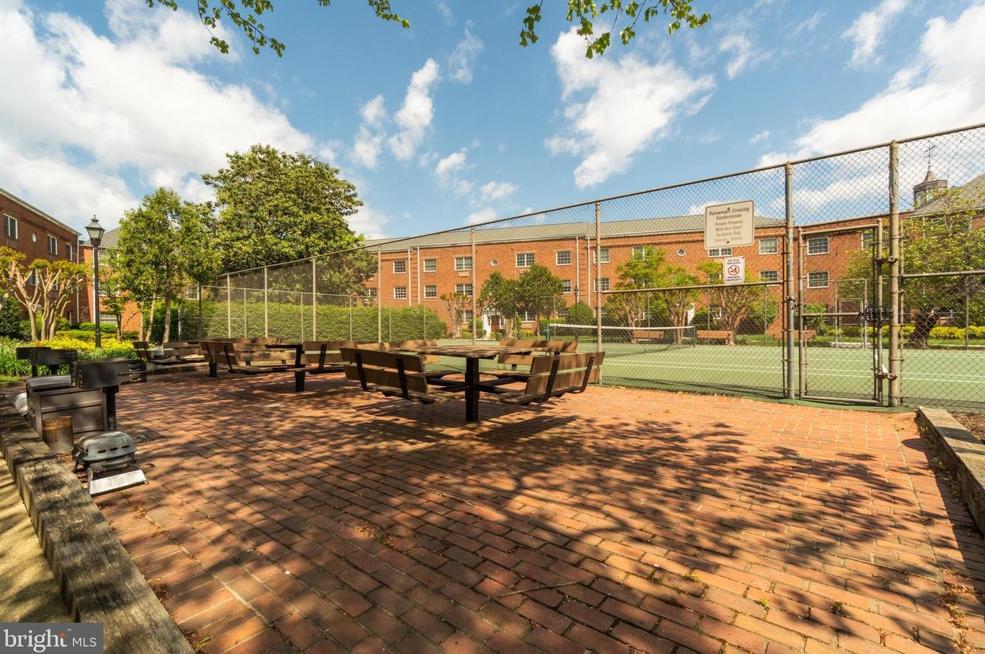 1622 Abingdon Dr, Alexandria VA 22314-1014 exterior