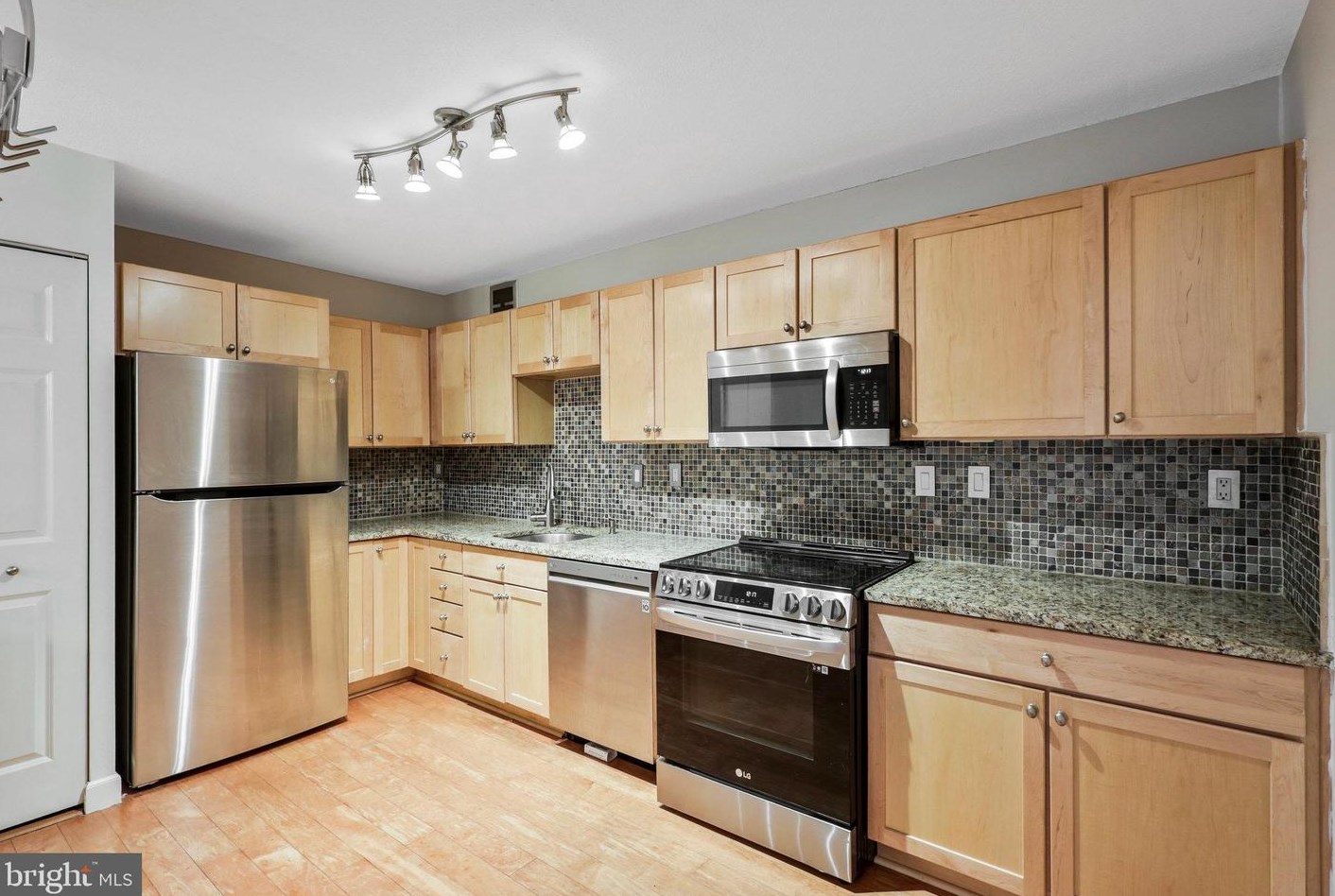 309 Yoakum Pkwy #902, Alexandria, VA 22304