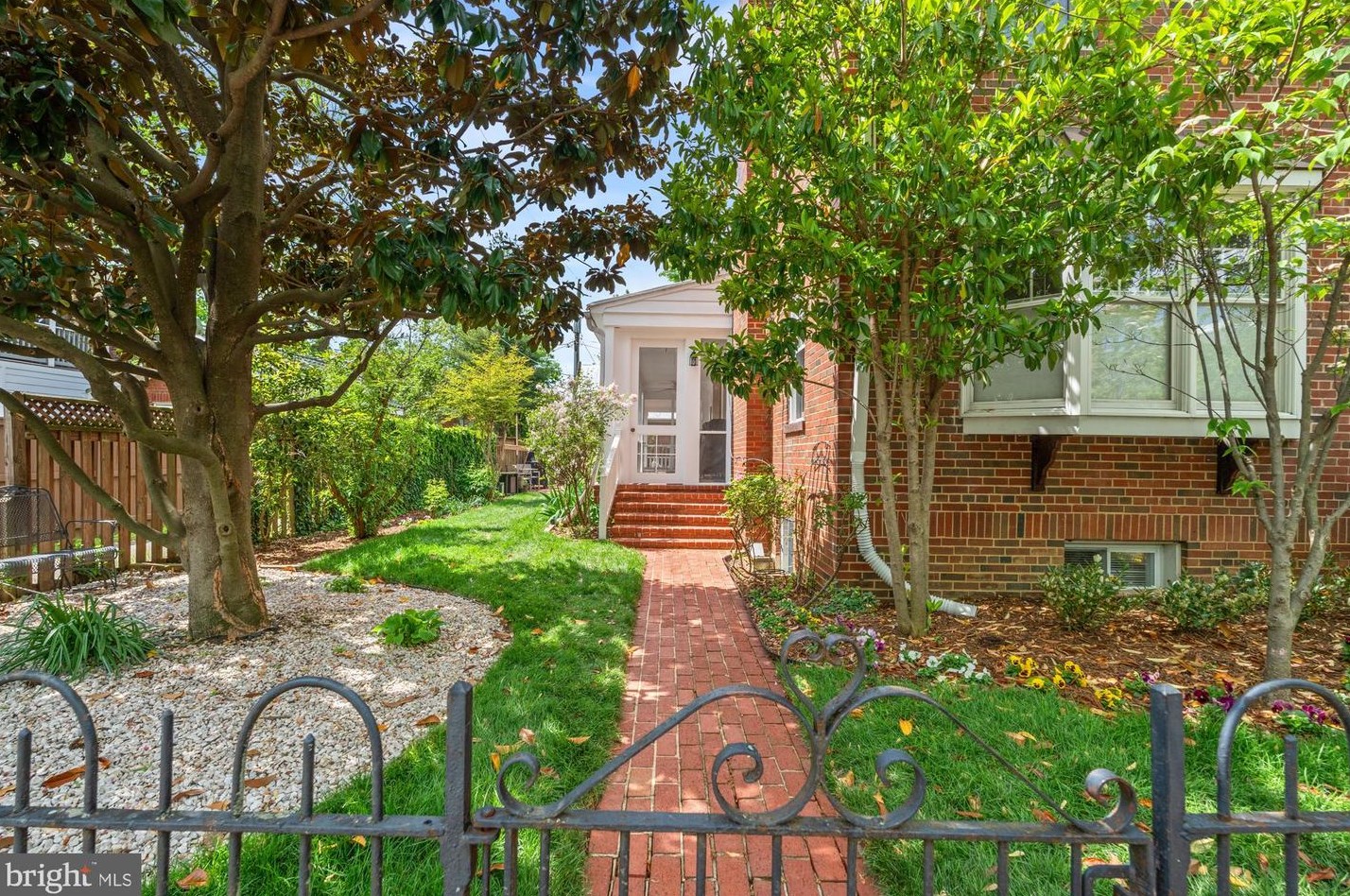 416 Peyton St, Alexandria, VA 22314-2004