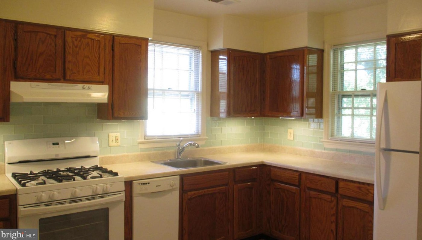 6 Sunset Dr, Alexandria, VA 22301-2637