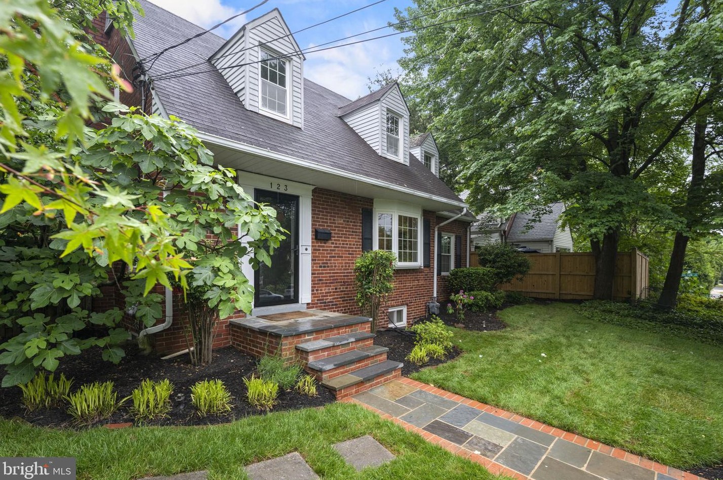 123 Moncure Dr, Alexandria, VA 22314-4965