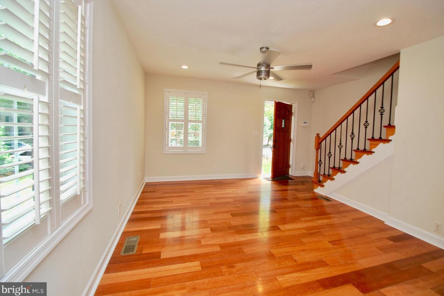 1120 Colonial Ave, Alexandria VA  22314-1325 exterior