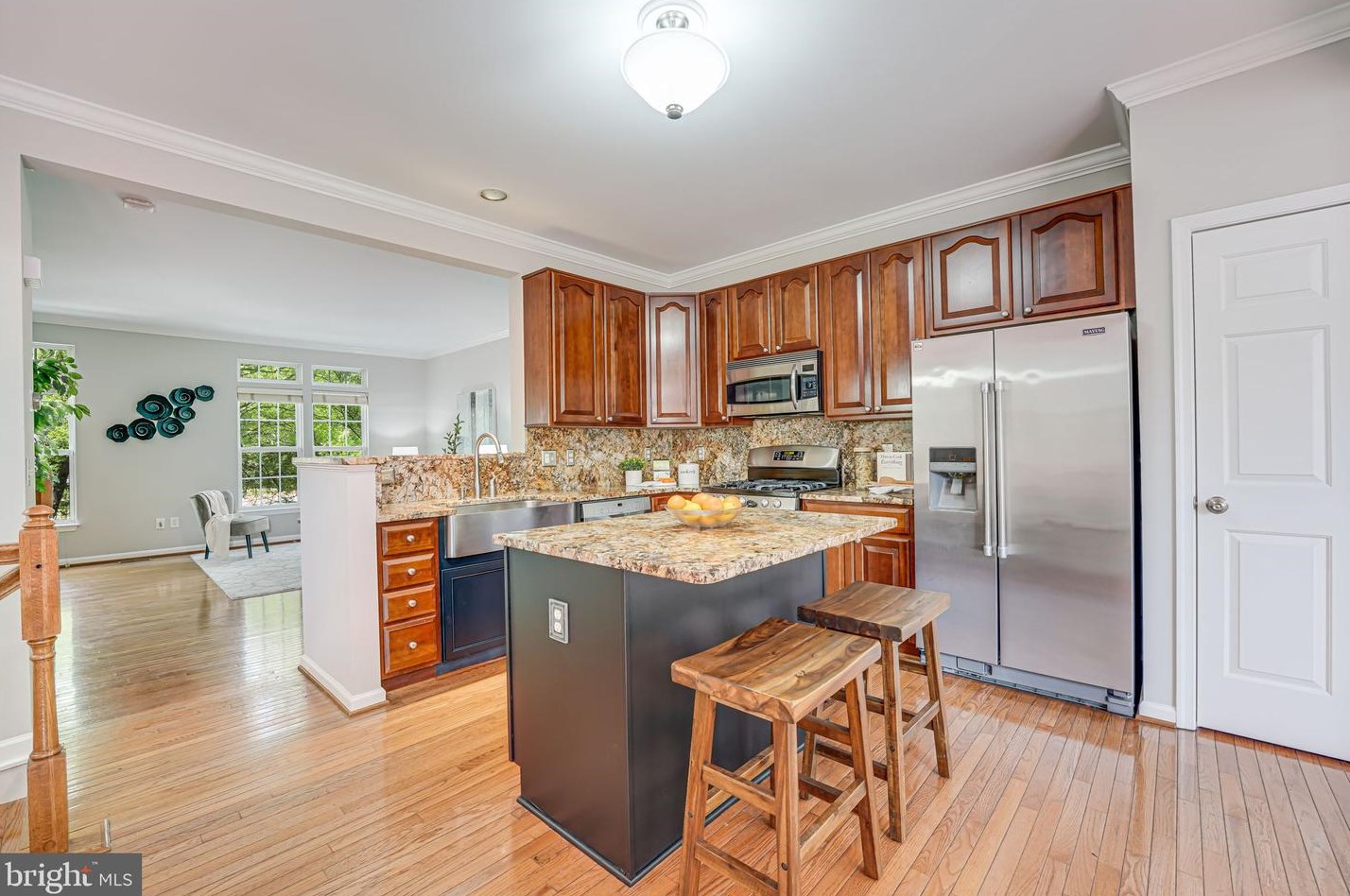 5076 Grimm Dr, Alexandria, VA 22304-8629