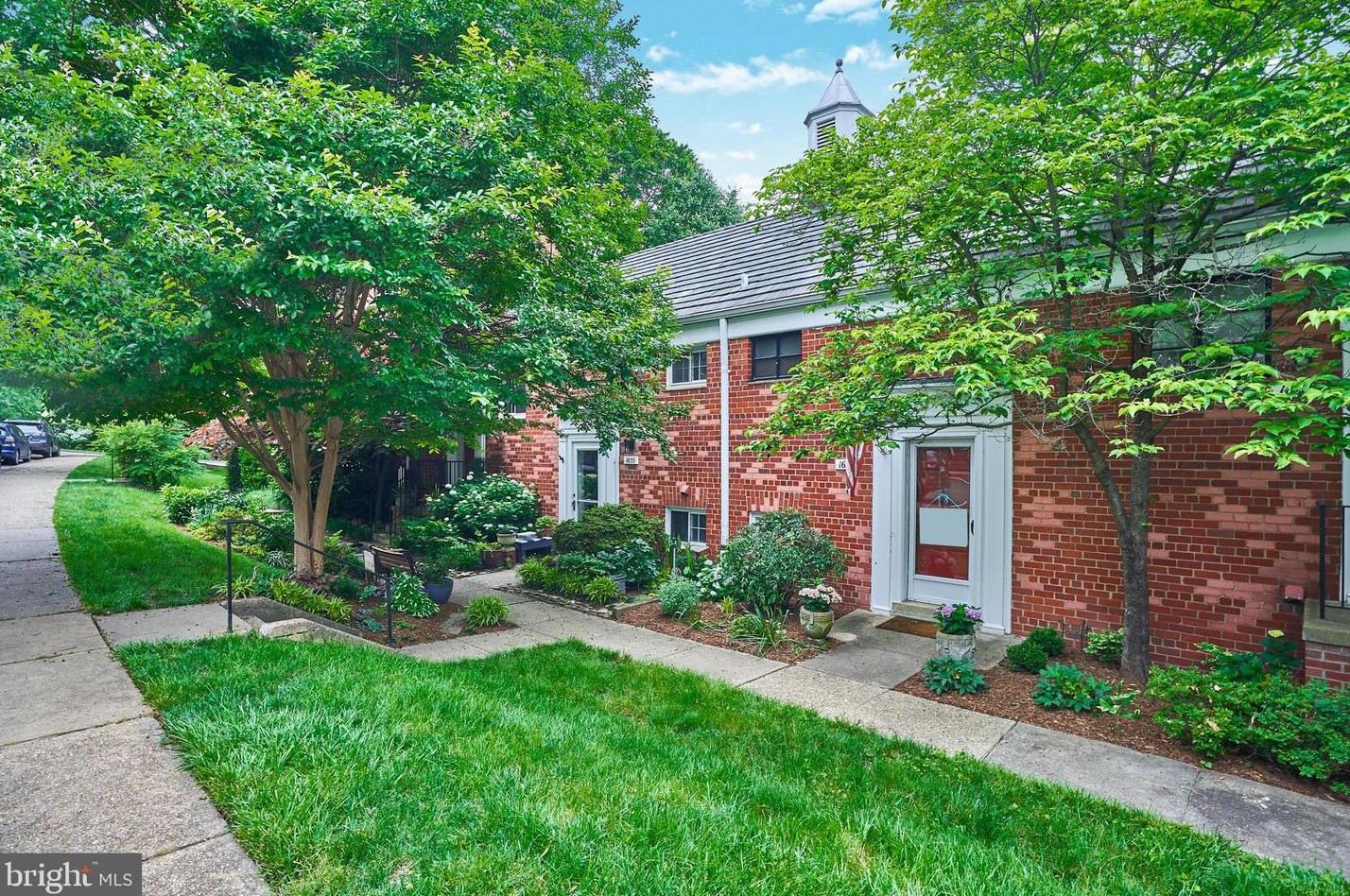 1653 Fitzgerald Ln, Alexandria VA  22302-2004 exterior