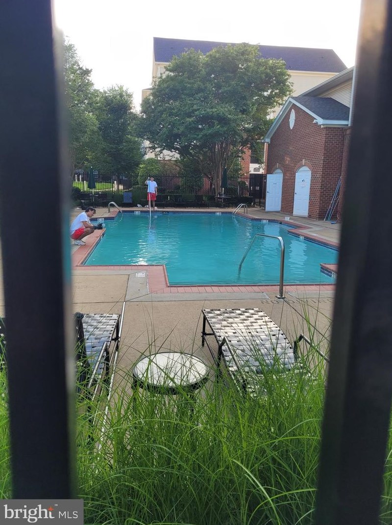 4850 Eisenhower Ave, Alexandria VA 22304-4882 exterior