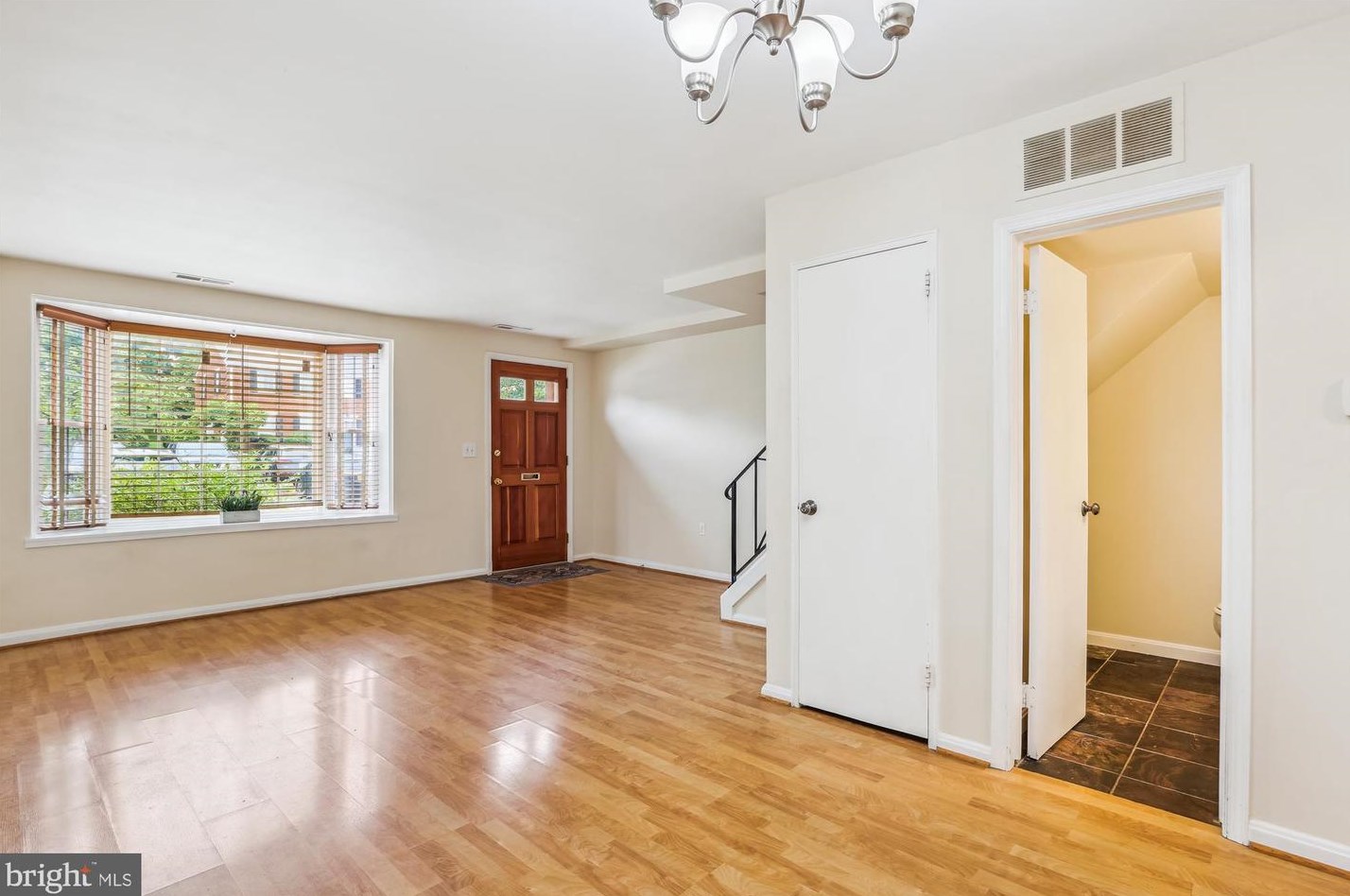 3751 Jason Ave, Alexandria VA 22302-1811 exterior