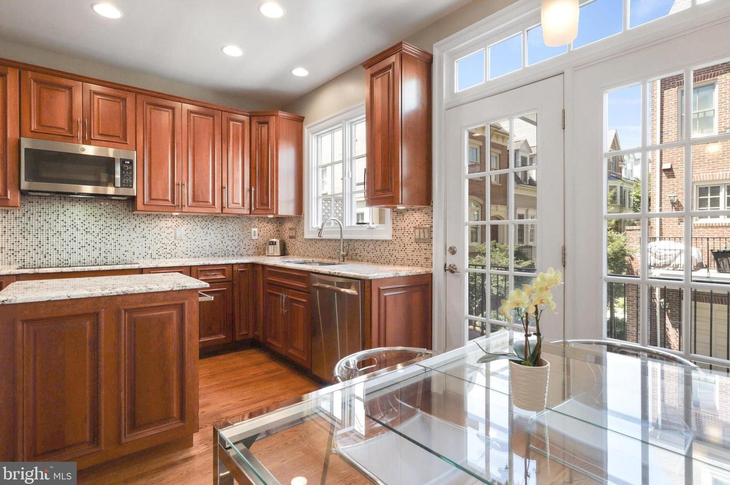 31 Alexander St, Alexandria VA 22314-3872 exterior