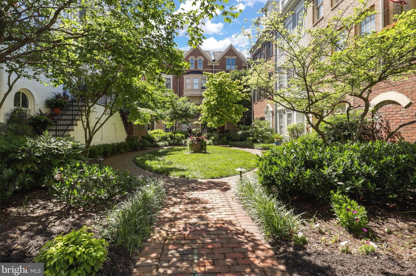 31 Alexander St, Alexandria VA 22314-3872 exterior