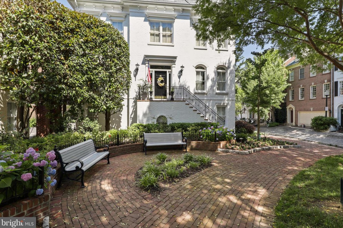 31 Alexander St, Alexandria VA 22314-3872 exterior