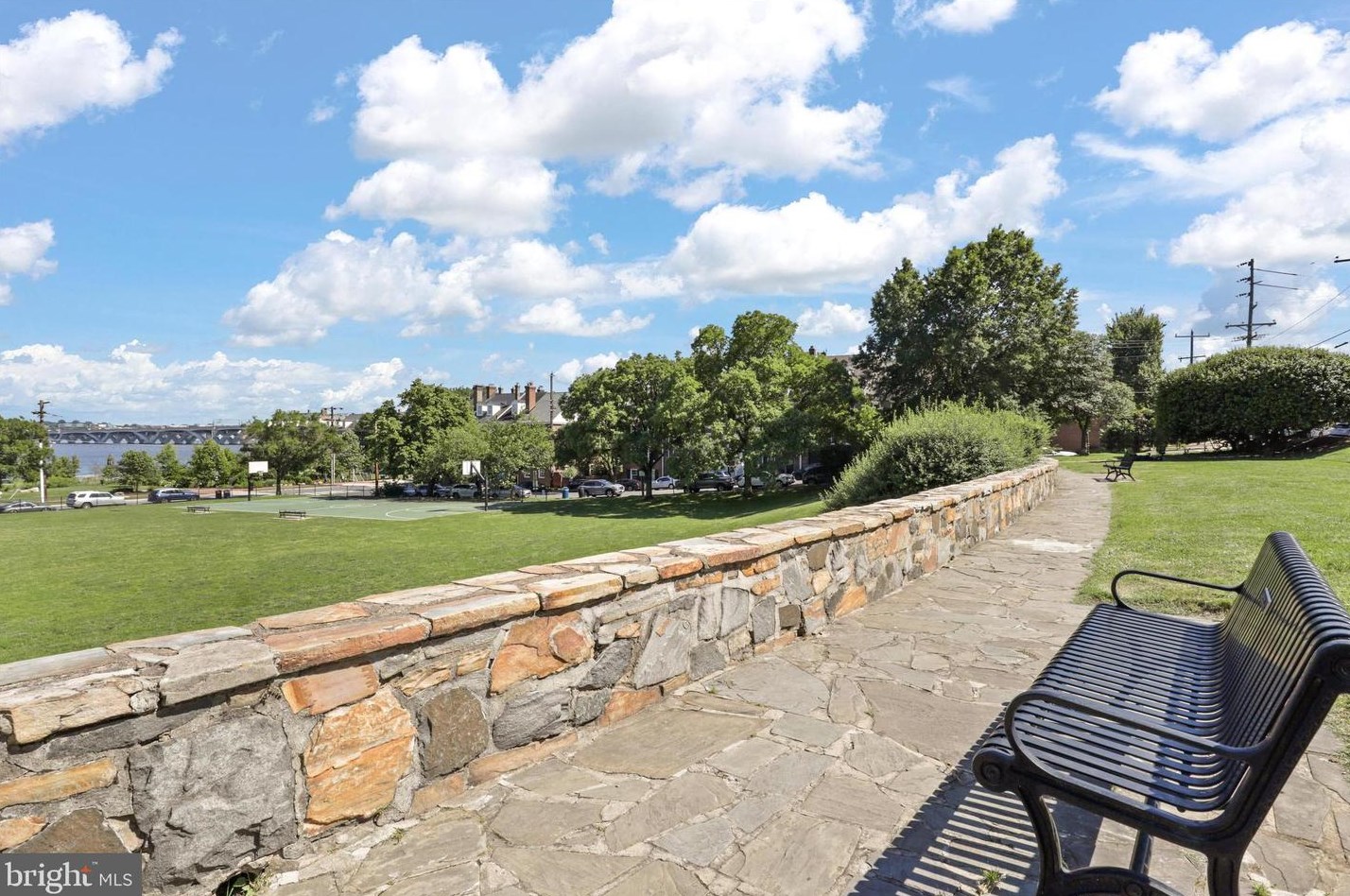 31 Alexander St, Alexandria VA 22314-3872 exterior