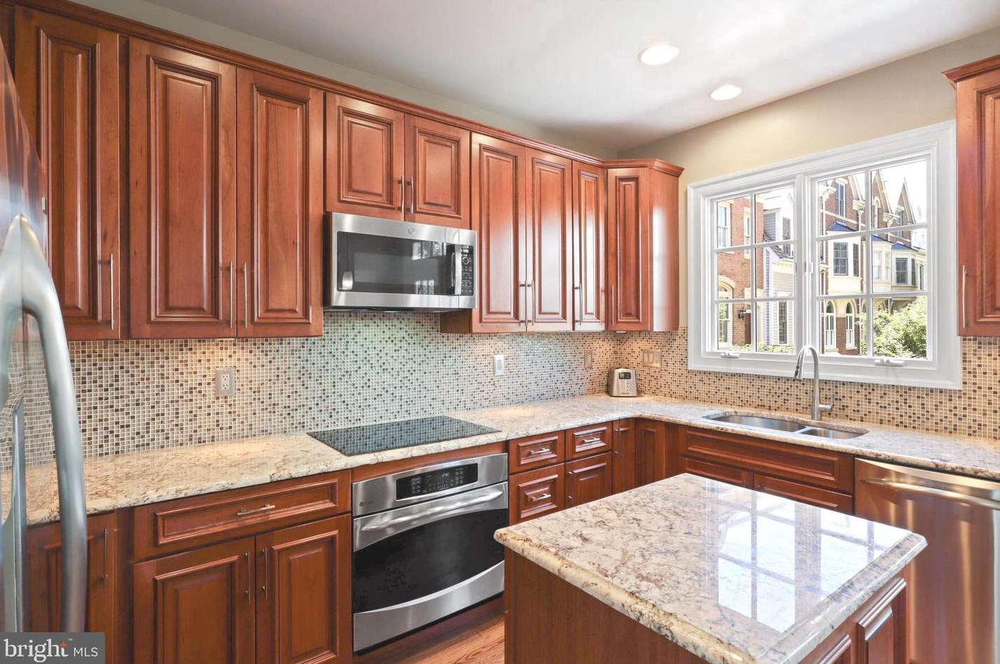 31 Alexander St, Alexandria VA 22314-3872 exterior