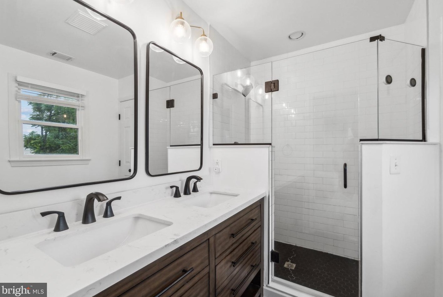 302 Alexandria Ave, Alexandria VA  22302-4203 exterior