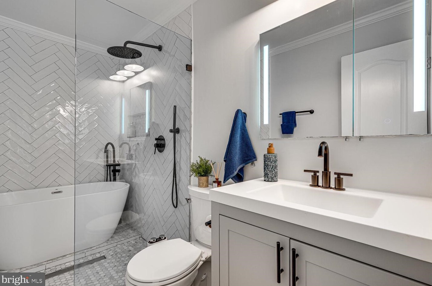 3807 Watkins Ml Dr, Alexandria VA 22304-6444 exterior