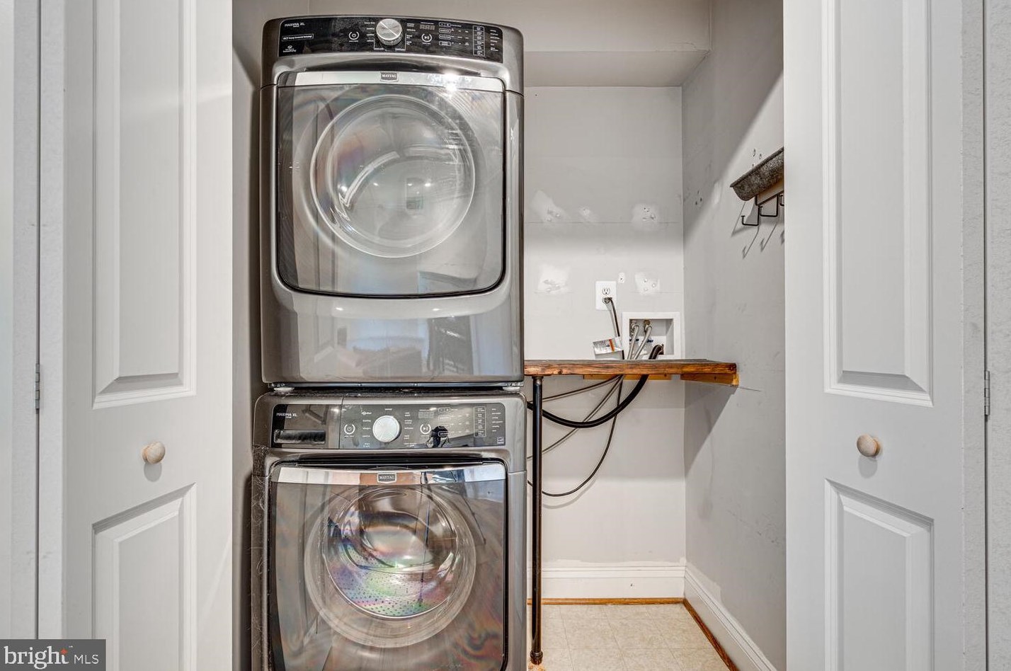 3807 Watkins Ml Dr, Alexandria VA 22304-6444 exterior