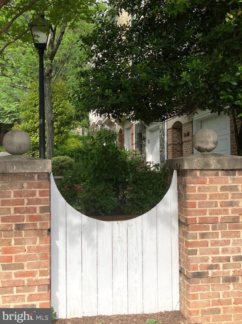 3819 White Post Ct, Alexandria VA 22304-6357 exterior