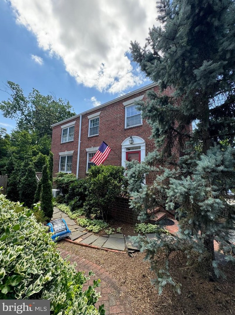 818 Royal St, Alexandria VA  22314-4341 exterior